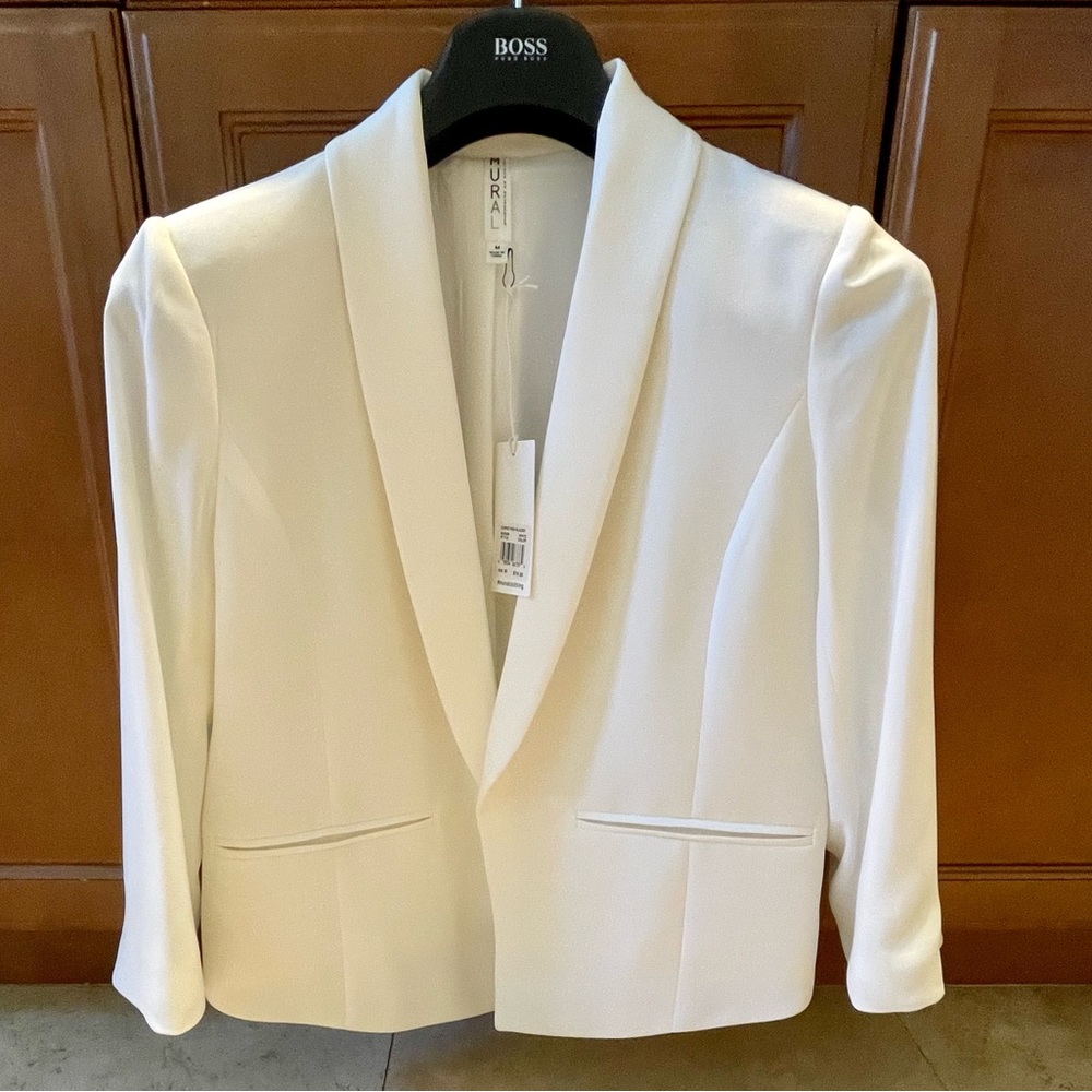 Pretty NWT 3/4 sleeve warm white blazer jacket